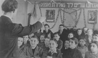 Paroles de l’hymne national juif et portraits des dirigeants...