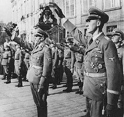 Reinhard Heydrich (derecha) y Karl Hermann Frank (centro)...