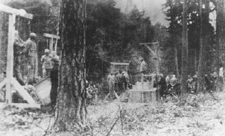 إعدام سجناء يهود في غابة قرب محتشد بوخنوالد.