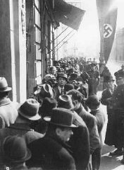 Juifs attendant en face de l’ambassade polonaise afin...