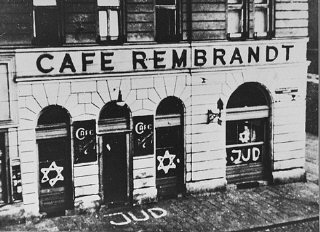 Confeitaria de propriedade judaica pichada com inscrições...