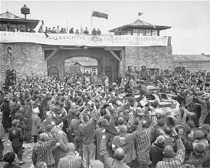 Survivants de Mauthausen acclamant des soldats américains...
