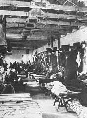 Prigionieri ebrei nelle loro baracche, nel campo di...