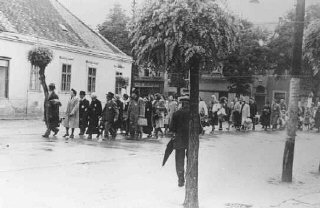 Депортация венгерских евреев. Кесег, Венгрия, май 1...