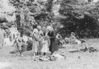 Juifs expulsés de Roumanie vers la Hongrie mangeant...