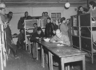 Réfugiés juifs dans les baraques de Feldafing, un camp...