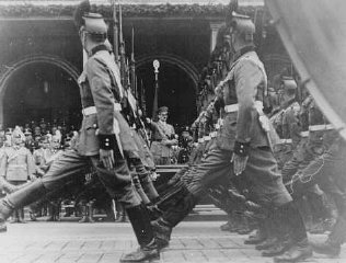 polícia alemã marcha para Adolf Hitler em frente ao...