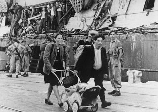 Des réfugiés débarqués de l’ “Exodus 1947” montent...