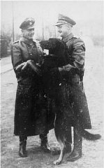 Deux officiers SS et un chien de garde dans le camp...