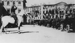 Soldats allemands paradant sur la place Pilsudski.