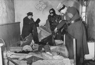 Policiers allemands lors d’une opération dans une maison...