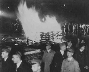 Libri "anti-tedeschi" vengono dati alle fiamme...