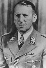 Le général SS Ernst Kaltenbrunner occupait les fonctions...