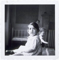 دختری کوچک در خانه ویژه کودکان یهودی در انتظار خانواده...