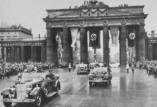 올림픽 개막식에 참여하기 위하여 브란덴부르크 문을 통과하고 있는 아돌프 히틀러(Adolf H...