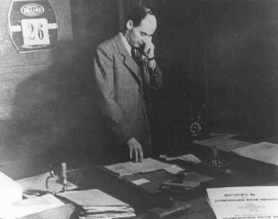 Raoul Wallenberg dans son bureau à la légation suéd...
