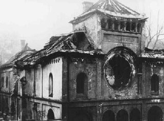在水晶之夜（Kristallnacht ）遭到破坏后的赫尔佐格•鲁道夫大街（Herzog Rudolf...