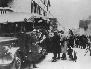 ترحيل يهود ألمان إلى فرنسا, حيث يتم حشدهم في معسكر...