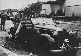 El automóvil dañado del General de las SS Reinhard...
