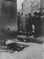 I cadaveri dei partigiani cecoslovacchi autori dell'uccisione...
