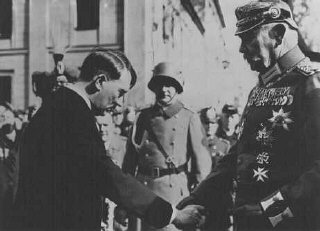 Kanselir Adolf Hitler dan Presiden Paul von Hindenb...