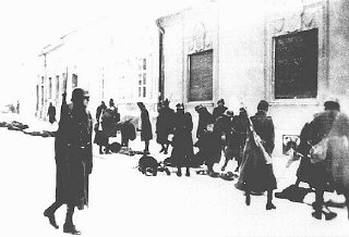 Soldats et gendarmes hongrois participant à un massacre...