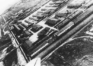 Vue aérienne du camp de concentration de Neuengamme...