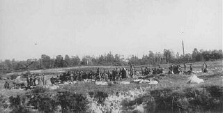 A Babi Yar, des membres de l'Einsatzgruppe C (unité...