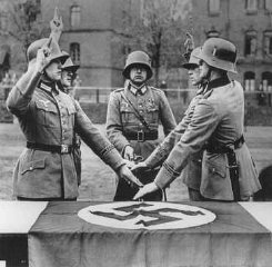 احزای یک گروه نظامی سوگند وفاداری به هیتلر یاد می کنند....