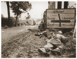 American soldiers of the 8th Infantry Regiment seek...