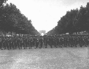 Troupes américaines descendant les Champs-Elysées à...