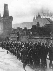 Las tropas de ocupación alemanas avanzan por las calles...