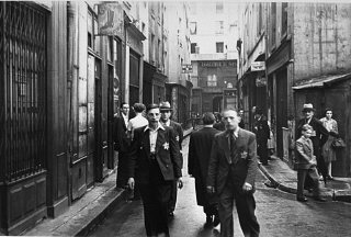 En el barrio judío de París, hombres judíos llevan...