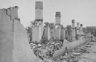 게토의 마지막 파괴 당시, 숨어있던 유태인들을 끌어내는 과정에서 초토화된 코프노 게토의 건물...