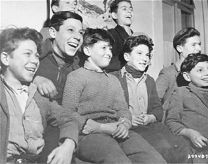 Réfugiés juifs orphelins posant pour une photo de groupe...