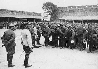 Германские военные допрашивают советских военнопленных...