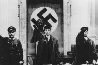 Roland Freisler (au centre), président du Volksgerichtshof...