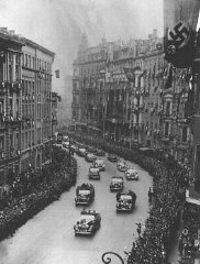 Escena durante el regreso triunfal de Adolf Hitler...