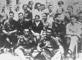 Grupo de paracaidistas judíos bajo comando británico...