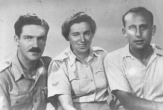 Zvi Ben-Yaakov (izquierda) y Haviva Reik (centro)...
