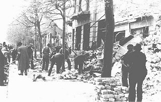Juifs forcés à évacuer les décombres des rues à la...