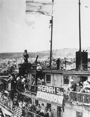 Réfugiés juifs à bord de l’“Exodus 1947” dans le port...