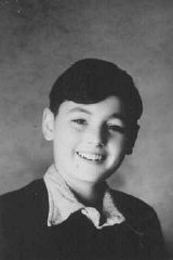 Фотография Петера Файгля — еврейского ребенка, спрятанного...