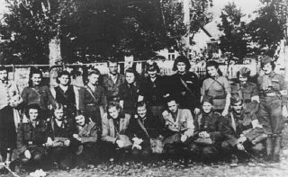 Partisanos judíos posan para una fotografía en grupo...