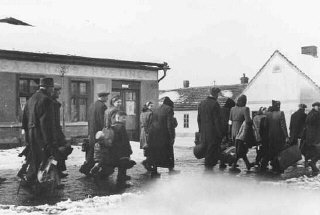 Juifs tchèques déportés de Bauschovitz vers le ghetto...