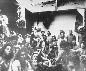 Refugiados, ex pasajeros del barco "Exodus 1947"...
