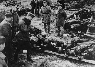 Au camp de concentration de Klooga, des soldats soviétiques...