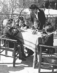 برخی از کودکان پناهنده یهودی لهستانی، معروف به "بچه...