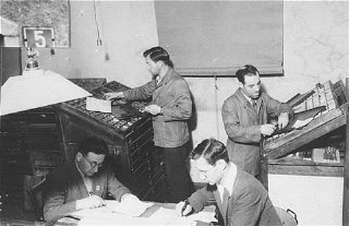 Réfugiés juifs travaillant sur un journal au camp de...