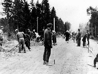 Polish forced laborers construct a highway in Germa...